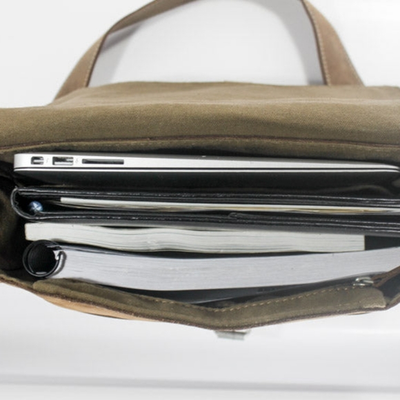 🌟LAST ONE🌟 NWT Crazy Horse Leather Classic Messenger Bag - Picture 3 of 3